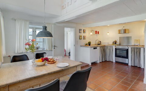 Gyril - 100M from the Sea: Møbel, Køkken, Indretning, Gulvbelægning, Countertop, Etage, Træ, Loft, Cabinetry, Køkken Apparat