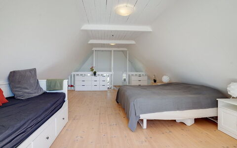 Gyril - 100M from the Sea: Møbel, Gulvbelægning, Indretning, Etage, Soveværelse, Seng, Træ, Loft, Trægulve, Værelse