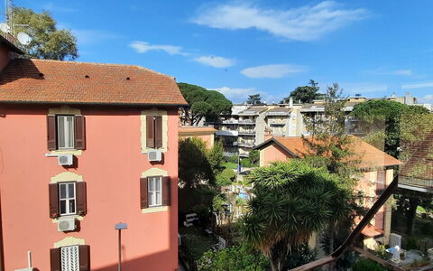 Monte Sacro: Himmel, Bygning, Ejendom, Vand, Plante, Azure, Svømmepøl, Arkitektur, Træ, Ejerlejlighed