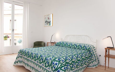 Monte Sacro: Møbel, Vindue, Bygning, Komfort, Pude, Træ, Hus, Bed Frame, Gulvbelægning, Etage