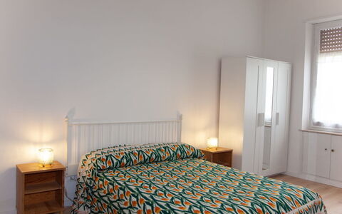 Monte Sacro: Ejendom, Vindue, Møbel, Komfort, Window Blind, Bygning, Belysning, Træ, Indretning, Hus