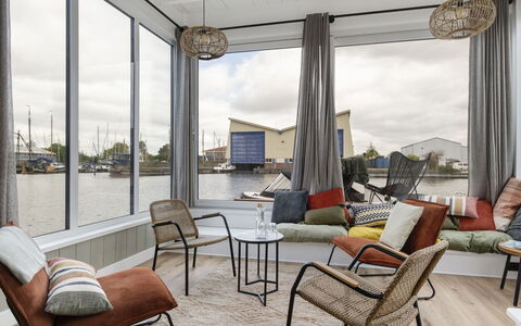 Harboursuite 2 Incl. Motorboot: Møbel, Ejendom, Bygning, Couch, Vindue, Stol, Bord, Komfort, Himmel, Skygge