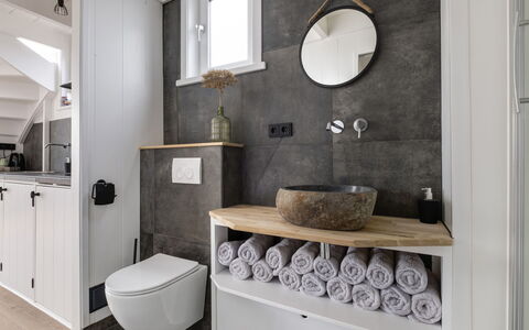 Harboursuite 2 Incl. Motorboot: Spejl, Ejendom, Sanitærarmatur, Indretning, Badeværelse, Håndvask, Belysning, Arkitektur, Badeværelsesvask, Badeværelsesskab