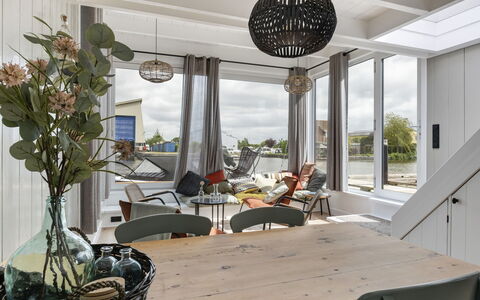 Harboursuite 2 Incl. Motorboot: Bord, Møbel, Plante, Ejendom, Stol, Vindue, Skygge, Indretning, Stueplante, Træ