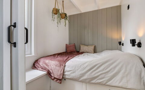 Harboursuite 2 Incl. Motorboot: Møbel, Ejendom, Komfort, Træ, Bygning, Bed Frame, Indretning, Skygge, Etage, Hus