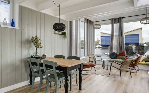 Harboursuite 2 Incl. Motorboot: Bord, Møbel, Ejendom, Stol, Træ, Couch, Indretning, Stueplante, Etage, Gulvbelægning