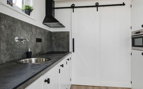 Harboursuite 2 Incl. Motorboot: Cabinetry, Håndvask, Countertop, Bygning, Tap, Køkkenvask, Køkken, Plante, Stueplante, Sanitærarmatur