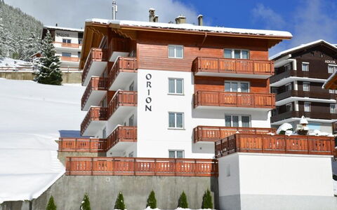 Haus Orion: Bygning, Sky, Himmel, Vindue, Sne, Urban Design, Træ, Boligområde, Hus, Kvarter