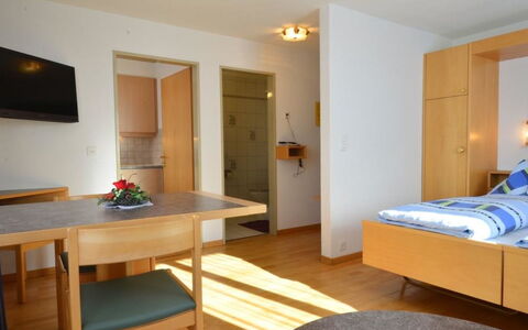 Haus Orion: Møbel, Ejendom, Bord, Bygning, Komfort, Træ, Indretning, Television, Belysning, Bed Frame
