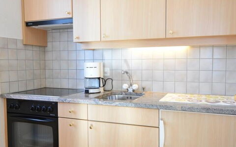 Haus Orion: Cabinetry, Countertop, Køkkenvask, Bygning, Håndvask, Køkken, Køkken Apparat, Komfur, Træ, Tap