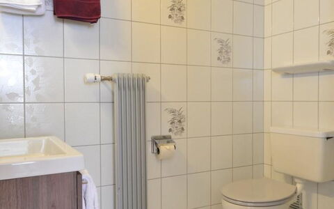 Haus Orion: Bygning, Badeværelse, Sanitærarmatur, Cabinetry, Etage, Gulvbelægning, Ejendom, Gas, Badeværelse Tilbehør