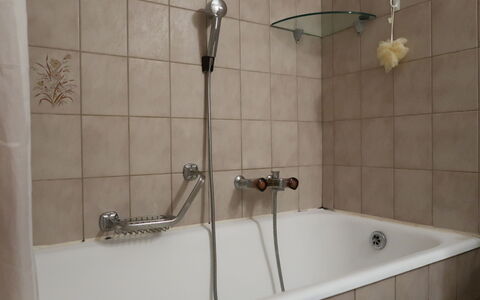 Pérolles: Badekar, Sanitærarmatur, Brusehoved, Tap, Badeværelse, Bruser, Indretning, Etage, Brusestang