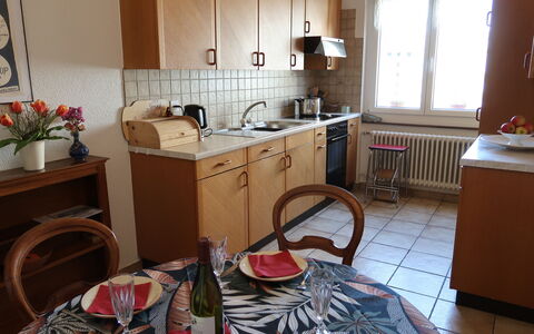 Pérolles: Cabinetry, Countertop, Møbel, Køkken, Håndvask, Vindue, Træ, Køkkenvask, Gulvbelægning, Køkken Apparat