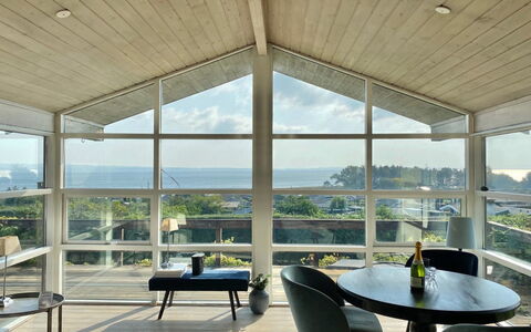 Frithger - 300M from the Sea: Indretning, Loft, Gulvbelægning, Etage, Møbel, Stol, Lejlighed, Stue, Glas, Udvej