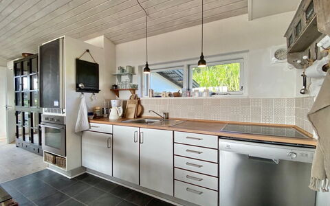 Frithger - 300M from the Sea: Køkken, Countertop, Indretning, Gulvbelægning, Cabinetry, Træ, Loft, Møbel, Køkken Apparat, Større Bandage