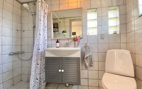 Frithger - 300M from the Sea: Sanitærarmatur, Badeværelsesvask, Indretning, Gulvbelægning, Håndvask, Badeværelse, Etage, Tap, Toilet, Vvs