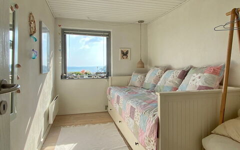 Frithger - 300M from the Sea: Møbel, Indretning, Træ, Etage, Gulvbelægning, Værelse, Soveværelse, Seng, Loft, Lejlighed