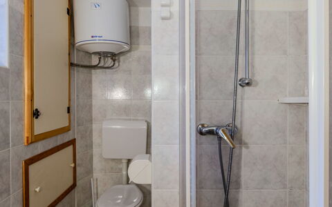 Maria: Badeværelse, Sanitærarmatur, Væg, Badeværelsesvask, Håndvask, Gulvbelægning, Toilet, Tap, Etage, Indretning