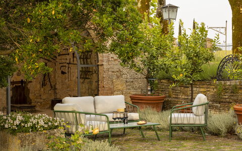 Villa Pianoia: Plante, Møbel, Natur, Bygning, Bord, Belysning, Arkitektur, Udendørs Møbler, Stol, Væg