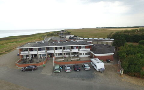 Stilla - 35Km from the Sea: Blå, Busk, Sommerhus, Bunddække, Have, Estate, Skygge, Landscaping, Stuehus, Eco Hotel