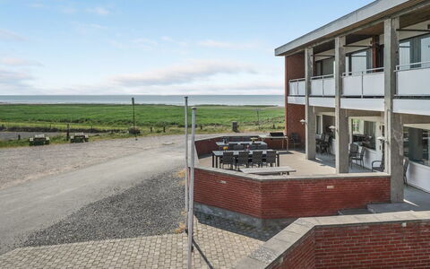 Stilla - 35Km from the Sea: Blå, Busk, Sommerhus, Bunddække, Have, Estate, Skygge, Landscaping, Stuehus, Eco Hotel