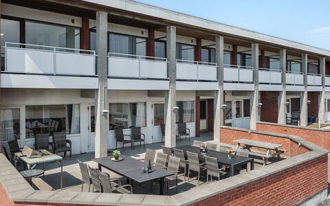 Stilla - 35Km from the Sea: Blå, Busk, Sommerhus, Bunddække, Have, Estate, Skygge, Landscaping, Stuehus, Eco Hotel