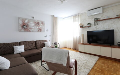Karlo: Møbel, Indretning, Couch, Gulvbelægning, Væg, Etage, Stue, Værelse, Træ, Television