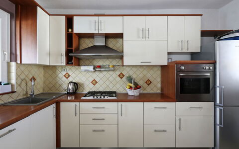 Karlo: Køkken, Cabinetry, Køkken Apparat, Større Bandage, Countertop, Træ, Gulvbelægning, Komfur, Møbel, Komfur