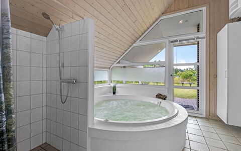 Annlis - 4Km from the Sea: Sanitærarmatur, Badekar, Gulvbelægning, Loft, Indretning, Etage, Vvs, Badeværelse, Tap, Glas