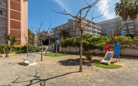 Arquus: Sky, Plante, Bygning, Himmel, Vindue, Land Lot, Urban Design, Skygge, Træ, Kvarter