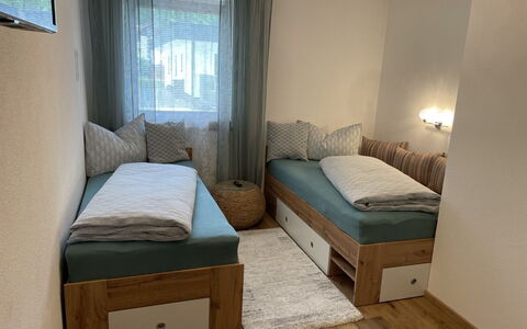Aiko: Møbel, Ejendom, Vindue, Cabinetry, Komfort, Bygning, Træ, Bed Frame, Skuffe