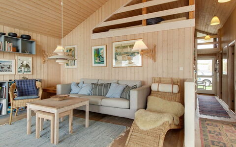 Eunike - 220M from the Sea: Indretning, Træ, Loft, Møbel, Etage, Gulvbelægning, Stue, Hjem, Couch, Værelse