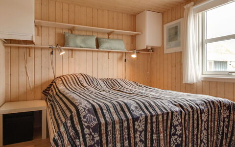 Eunike - 220M from the Sea: Træ, Indretning, Gulvbelægning, Etage, Soveværelse, Møbel, Seng, Loft, Værelse, Bejdse