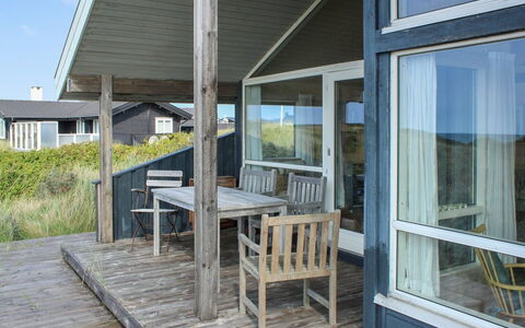 Eunike - 220M from the Sea: Træ, Veranda, Hjem, Sommerhus, Hårdttræ, Planke, Dæk, Skygge, Bejdse, Sidespor