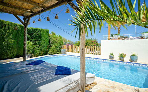 Villa la Colina: Vand, Plante, Himmel, Ejendom, Svømmepøl, Azure, Skygge, Udendørs Møbler, Træ, Fritid