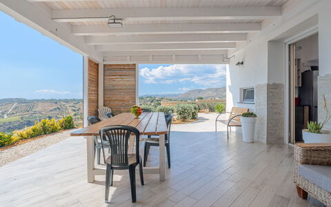 Orizzonte Holidays: Bordservice, Himmel, Bord, Ejendom, Plante, Møbel, Bygning, Sky, Tallerkner, Kop