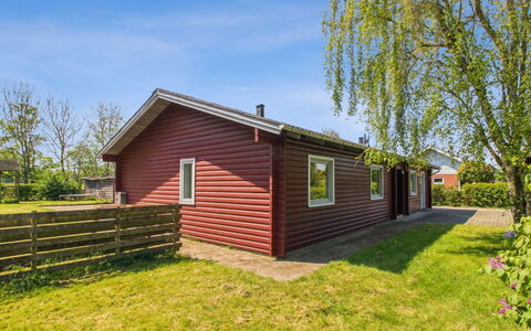 Aku - 24Km from the Sea: Sommerhus, Tag, Sidespor, Gård, Garden Bygninger, Lawn, Stuehus, Skur, Backyard