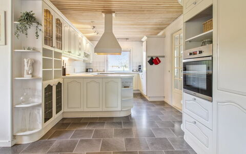 Aku - 24Km from the Sea: Gulvbelægning, Indretning, Etage, Møbel, Træ, Loft, Køkken, Countertop, Cabinetry, Lysarmatur