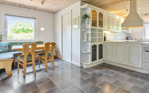 Aku - 24Km from the Sea: Gulvbelægning, Træ, Etage, Indretning, Loft, Trægulve, Flise, Bejdse, Hårdttræ, Køkken