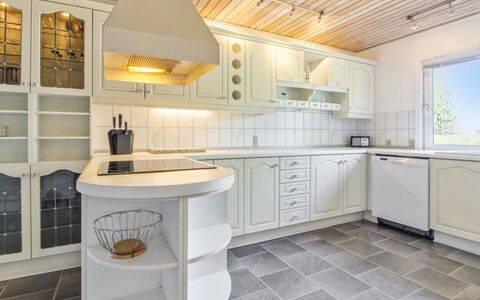 Aku - 24Km from the Sea: Gulvbelægning, Indretning, Køkken, Træ, Cabinetry, Loft, Etage, Countertop, Møbel, Lysarmatur