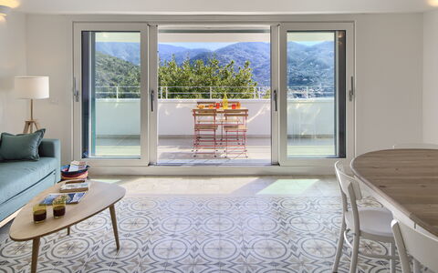 Casa Grande Mare - Levanto: Møbel, Ejendom, Bygning, Bord, Vindue, Azure, Træ, Indretning, Stue