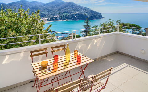 Casa Grande Mare - Levanto: Vand, Himmel, Bygning, Ejendom, Sky, Træ, Stol, Udendørs Møbler, Skygge, Hus