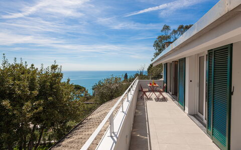 Casa Grande Mare - Levanto: Sky, Himmel, Bygning, Azure, Træ, Træ, Hus, Plante, Landskab, Fritid
