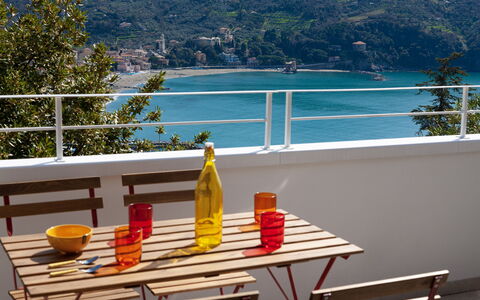 Casa Grande Mare - Levanto: Vand, Ejendom, Bord, Møbel, Flaske, Bordservice, Azure, Stol, Træ, Udendørs Møbler