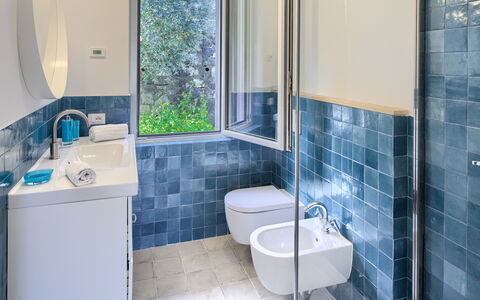 Casa Grande Mare - Levanto: Sanitærarmatur, Purple, Tap, Badeværelse, Blå, Azure, Håndvask, Badeværelsesvask, Indretning