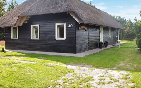 Eetu - 1.3Km from the Sea: Vindue, Facade, Boligområde, Hjem, Kompositmateriale, Skydevindue, Estate, Sidespor, Dagslys