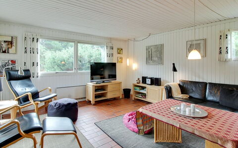 Eetu - 1.3Km from the Sea: Vindue, Facade, Boligområde, Hjem, Kompositmateriale, Skydevindue, Estate, Sidespor, Dagslys