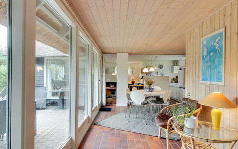 Eetu - 1.3Km from the Sea: Vindue, Facade, Boligområde, Hjem, Kompositmateriale, Skydevindue, Estate, Sidespor, Dagslys