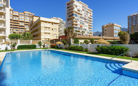 Fuengirola Beach View: Bord, Plante, Bygning, Himmel, Sky, Træ, Veranda, Skygge, Indretning, Stol