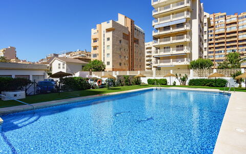 Fuengirola Beach View: Bord, Plante, Bygning, Himmel, Sky, Træ, Veranda, Skygge, Indretning, Stol